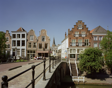 117073 Gezicht op de Geertebrug te Utrecht, met links de voorgevels van de huizen Oudegracht 323 -329 en rechts ...